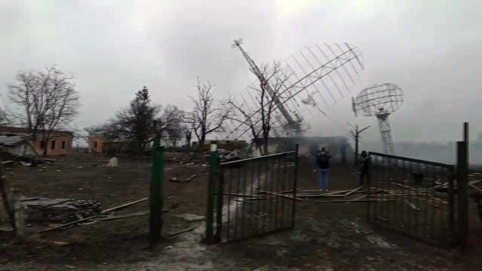 Украински военни обекти сринати със земята около Мариупол