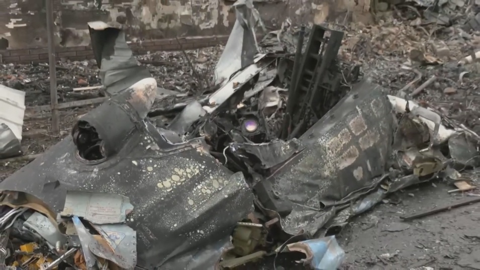Заснеха отломките на руска ракета, която е поразила цивилна къща в преградията на Киев