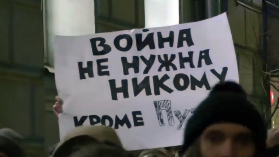 Стотици арестувани руски мирни граждани излезли на протест срещу войната в Москва и Санкт Петербург