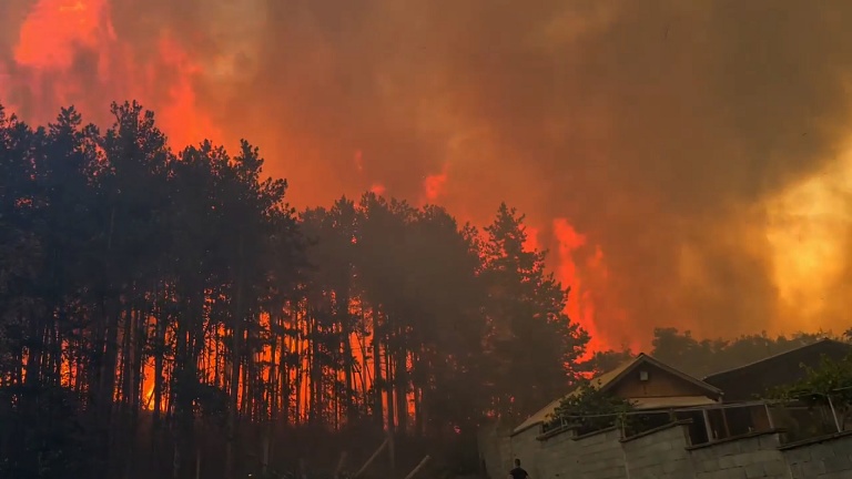 Огромен пожар гори в източния край на Казанлък