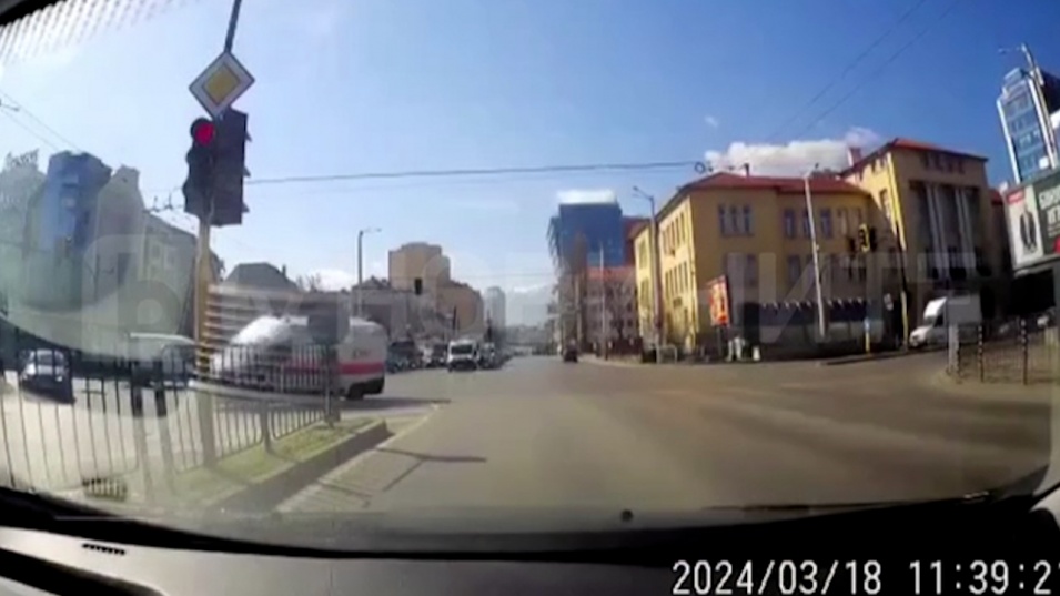 Вижте момента на сблъсъка на линейка с кола в центъра на София