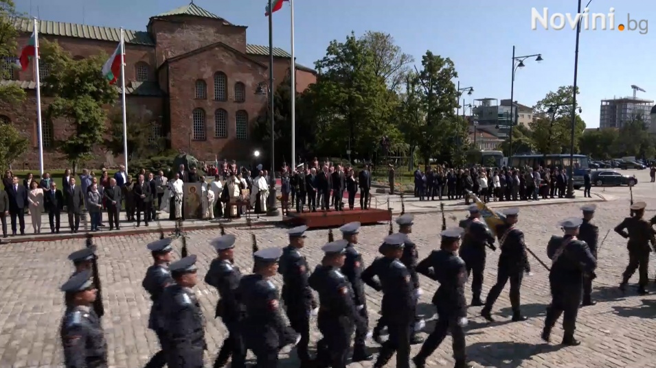 Денят на храбростта: празникът на Българската армия бе отбелязан с водосвет на бойните знамена и три прелитащи МиГ-29